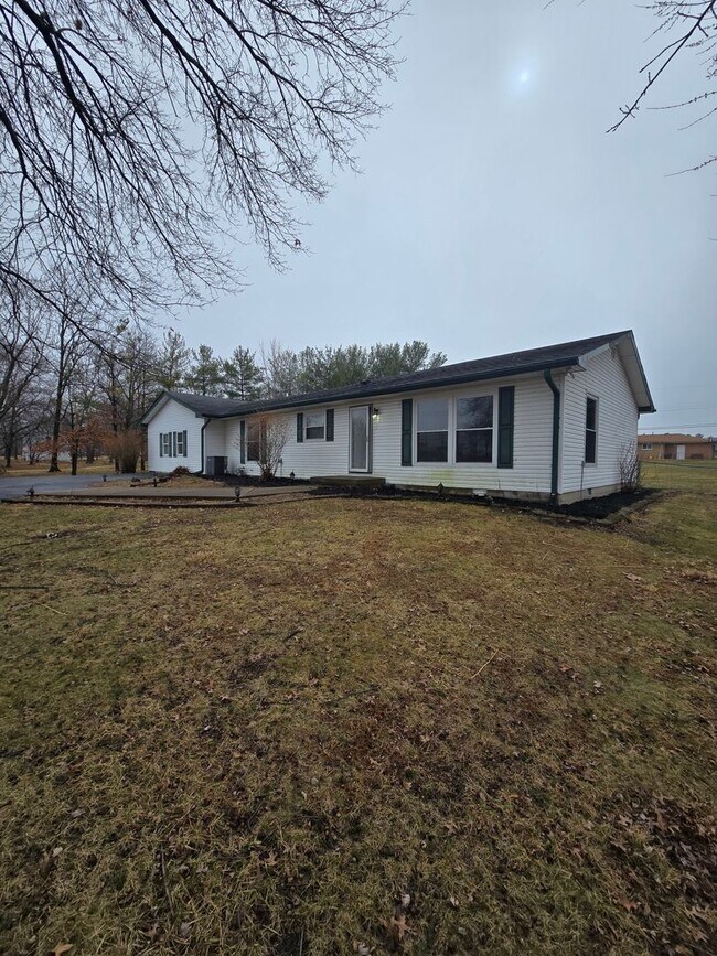 Building Photo - Southport Three Bedroom Home Near US 31 & Stop 12 Rd