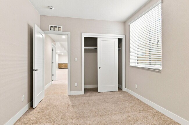 Building Photo - $3,740.95 - 4 bed, 3.5 bath Updated Townhome in Englewood!