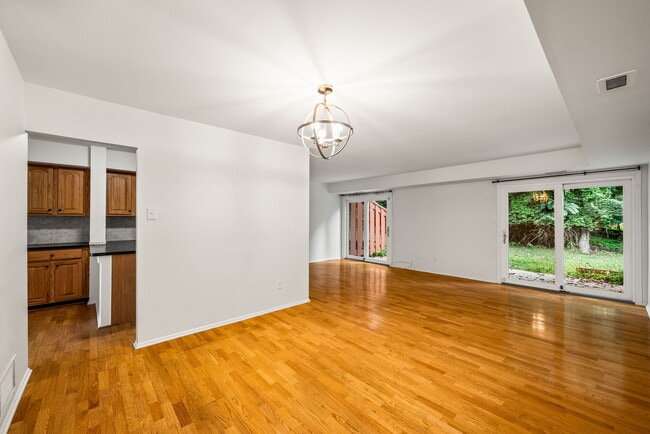 Building Photo - 404 Worthington Dr