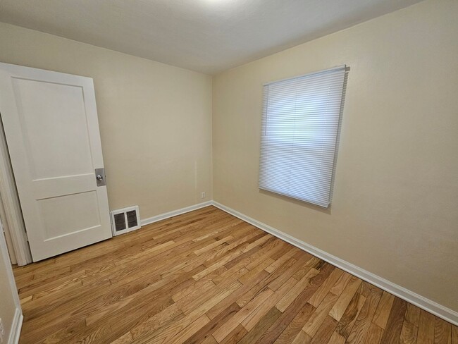 Building Photo - Newly renovated 2 bed, 1 bath. South side ...