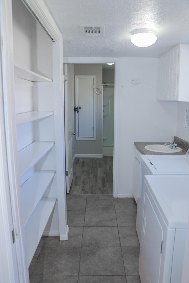 Building Photo - 816 Marimba Dr