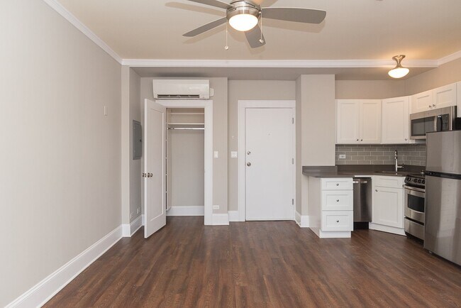 Building Photo - 817 W Lakeside Pl