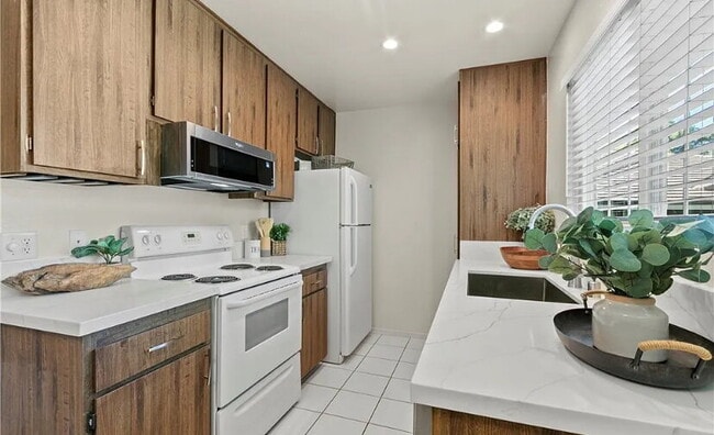 Building Photo - 126 Streamwood