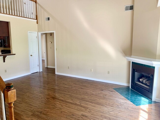 Building Photo - 1414 Golf Course Dr