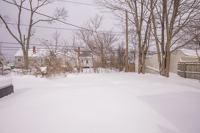 Building Photo - NEWLY RENOVATED! 3-BED, 1 BATH BEAUTIFUL  SINGLE- FAMILY HOME IN MAPLE HEIGHTS!