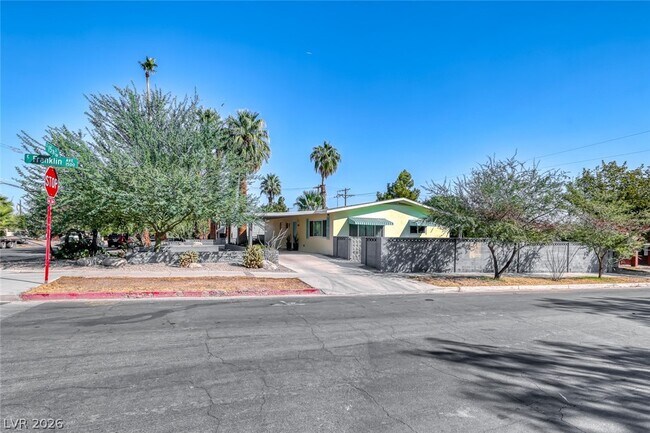 Building Photo - 1245 S 15th St