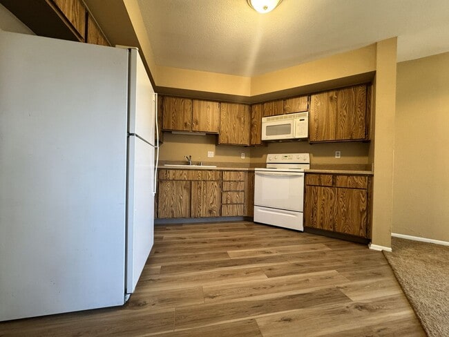 Building Photo - ***MOVE IN SPECIAL*** 2 STORY TOWNHOME WITH ATTACHED GARAGE WATER INCL