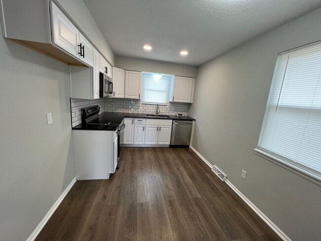 Building Photo - Updated 3-Bedroom Home with Garage in a Cul-de-Sac