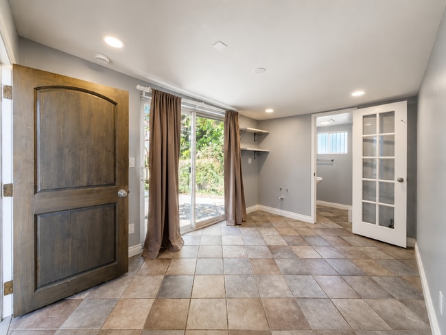 Building Photo - Amazing 3 Bedroom 2 Bath House in Best Neighborhood