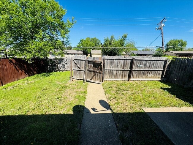 Building Photo - 825 Denmark Dr