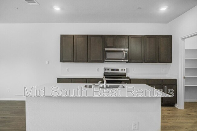 Building Photo - 220 Redwood Rd