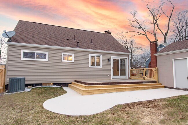 Building Photo - 2295 Shrewsbury Rd
