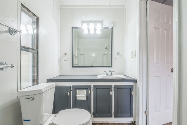 Building Photo - Updated 2 bedroom 2 bath Home in Laurel La...