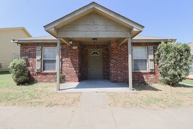 Primary Photo - Emerson Elementary Zoned - 3 bedroom / 2 b...