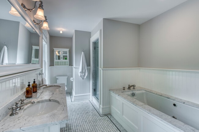 Building Photo - 7 Somers Pl