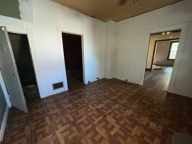 Building Photo - 2254 Lee Ave