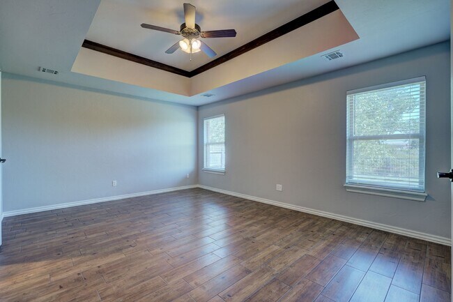 Building Photo - Stunning 3 Bedroom Home with Fireplace, Community Amenities & Open Floor Plan