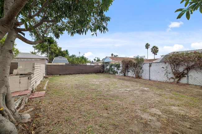 Building Photo - 11050 Keswick St