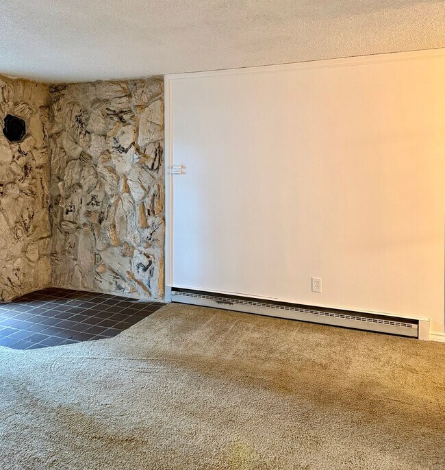 Building Photo - 1 Bed / 1 Bath Bellevue condo $1,895/month