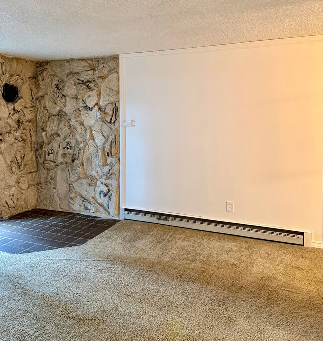 Building Photo - 1 Bed / 1 Bath Bellevue condo $1,995/month