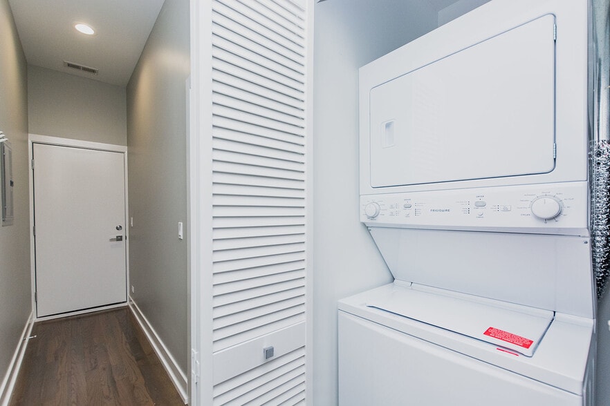 Building Photo - 2450 W Chicago Ave