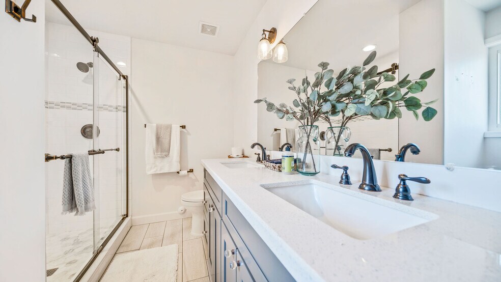 Building Photo - 8035 E Earll Dr