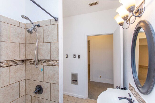 Building Photo - 4 Bedroom Home!!