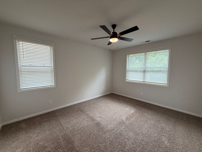 Building Photo - 1/2 Off First Month's Rent! Gorgeous 4 BR 2.5 Bath in Westlawn! Minutes from Veterans Parkway, Sh...