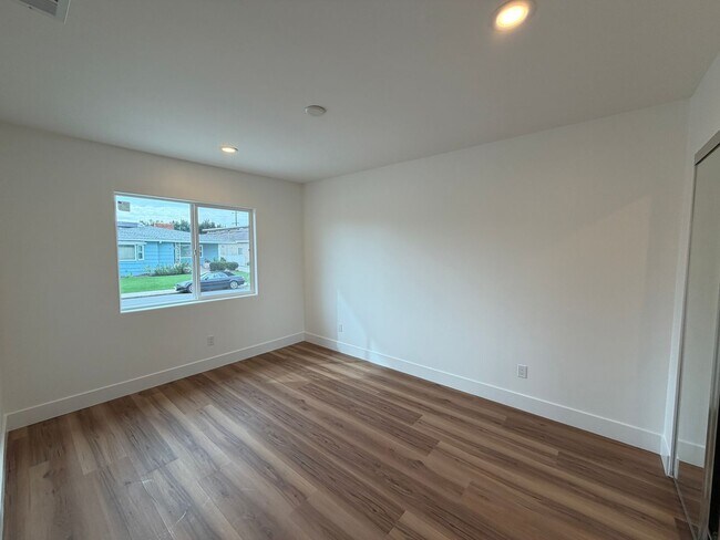 Building Photo - 6BD/3BA Close to Campus - Large Rooms! Great Yard!