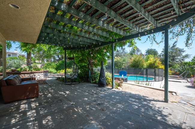 Building Photo - 124 Sequoia Ct