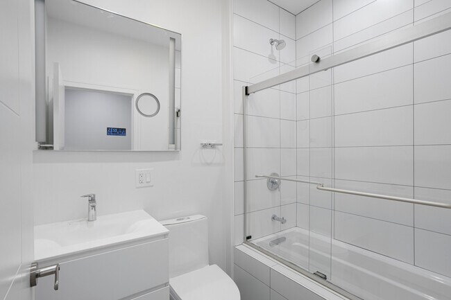 Building Photo - 7731 N Eastlake Terrace