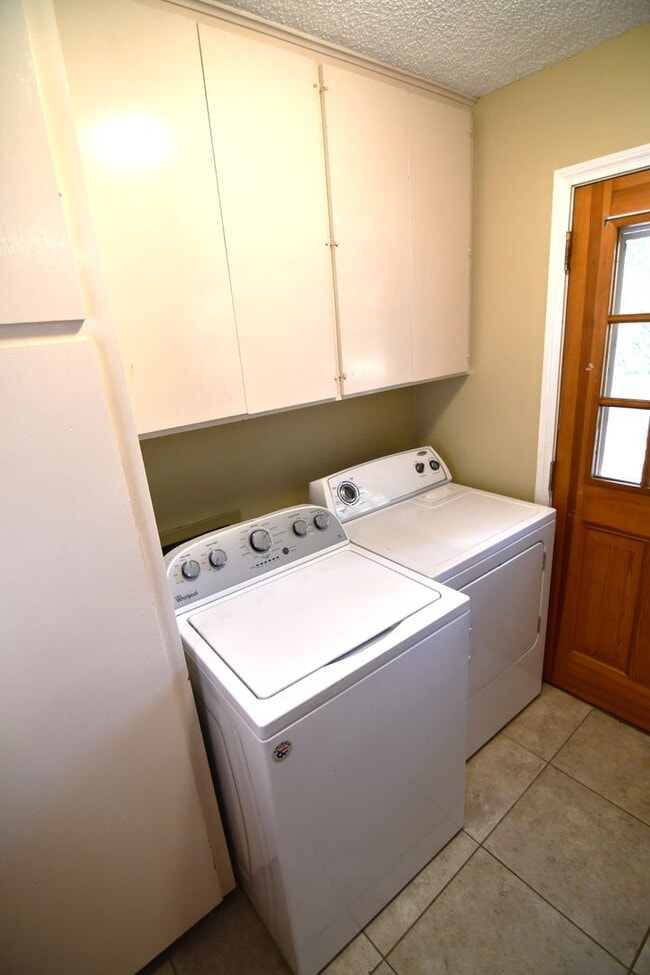 Building Photo - 3 bedroom, 1.5 bath home in quaint, well m...