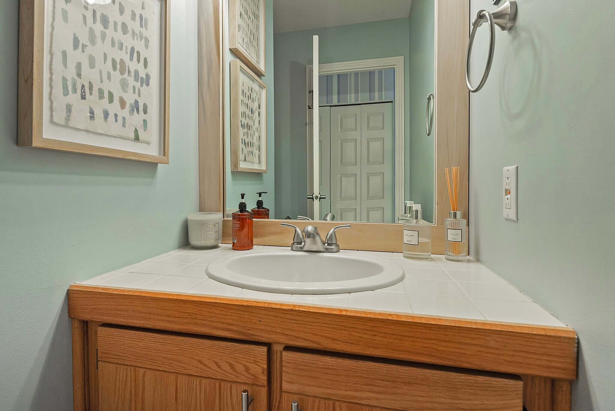 Building Photo - 830 E Pond View Way