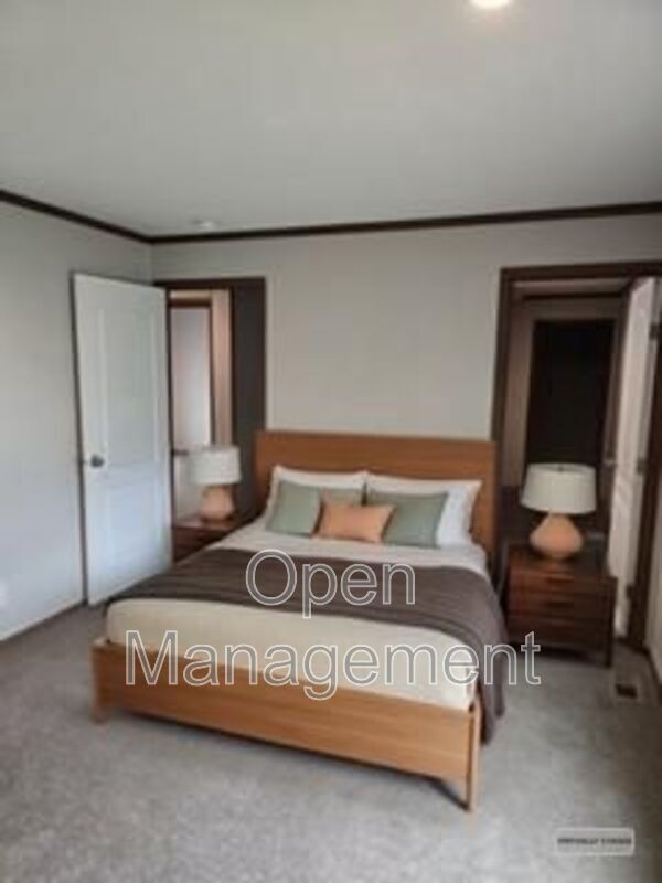 Building Photo - 511 E 1st St