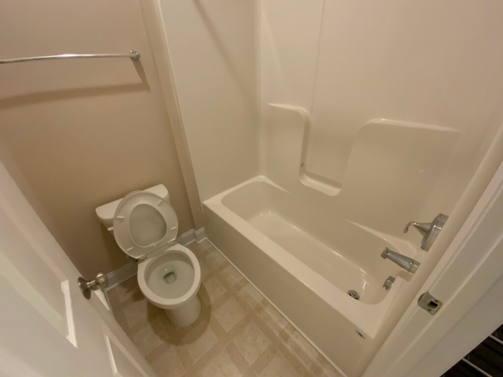 Upstair bath - 10220 vanguard pkwy