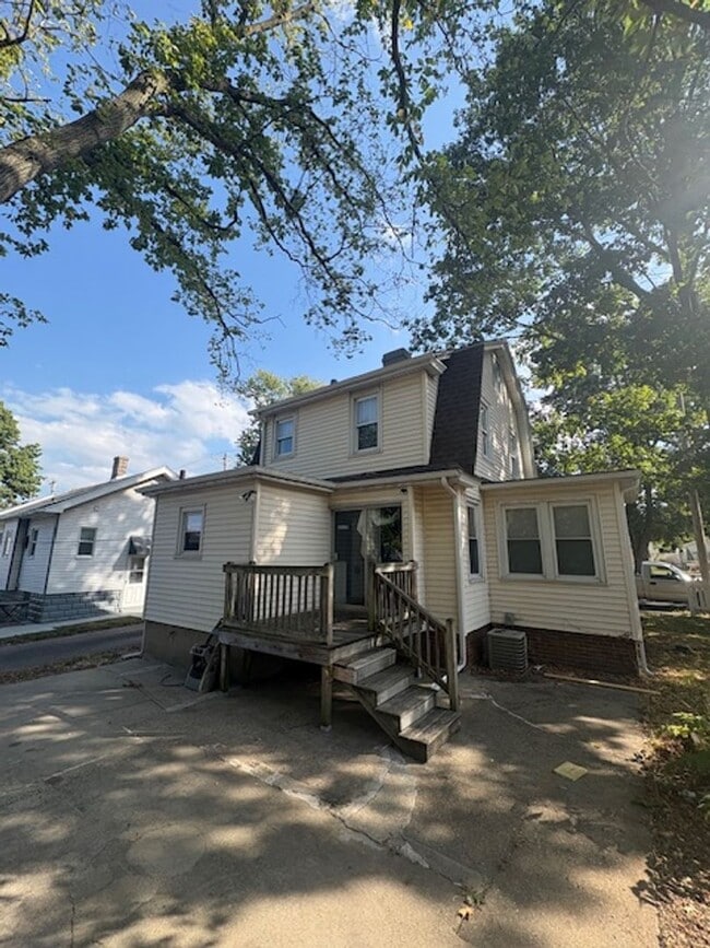 Building Photo - Single-Family 3 bedroom Home