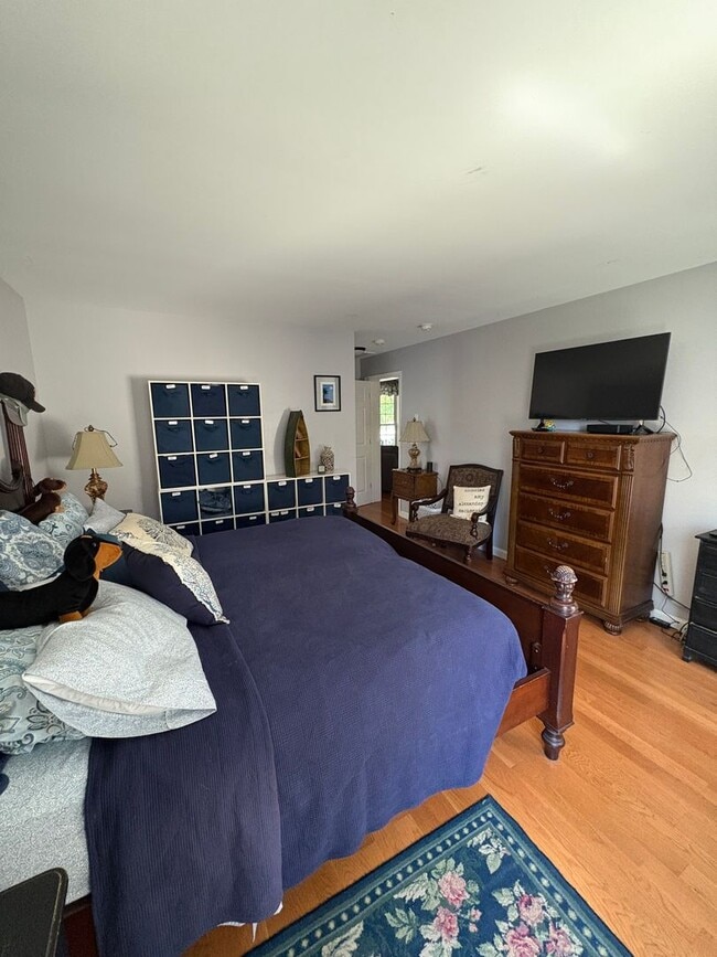 Building Photo - 2 Bed - 1.5 Bath: Single Family in New Lon...