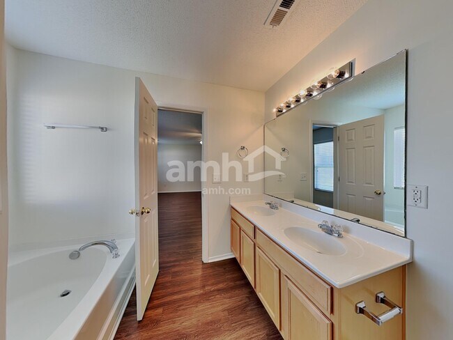 Building Photo - 1009 Gelfield Rd