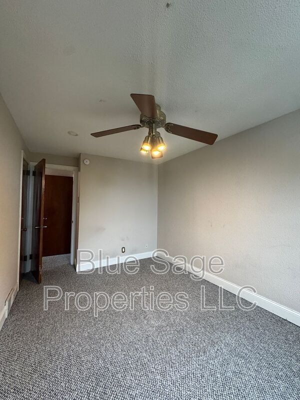 Building Photo - 228 W Wyncliffe Ave