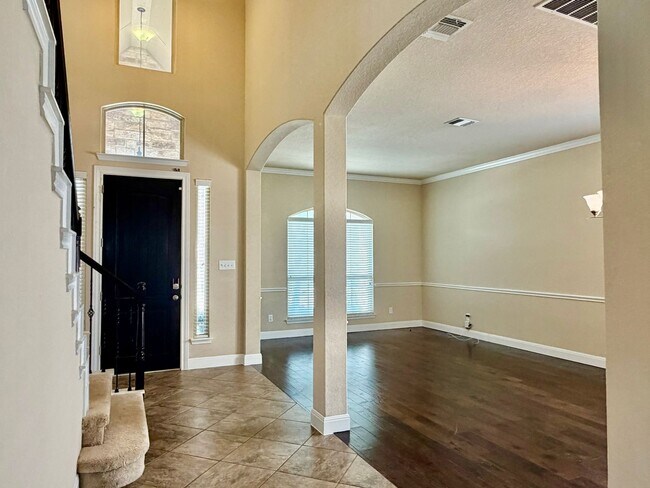 Building Photo - Welcome home to 621 Cavan!