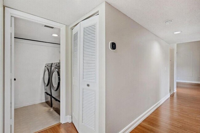 Building Photo - 13770 Oneida Dr