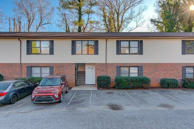 Building Photo - Newly Remodeled 1 Bedroom Condo in Prime Location! No Pets