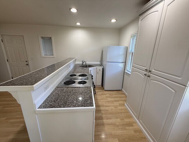 Building Photo - One Bedroom Cottage Style Home in Central Everett