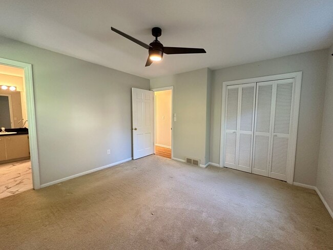 Building Photo - Large 4 bedroom ranch in Forest Hills