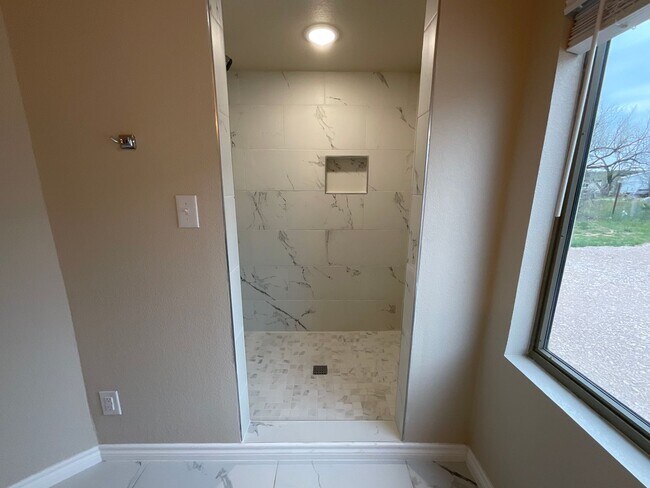 Building Photo - 1224 Nora Ln