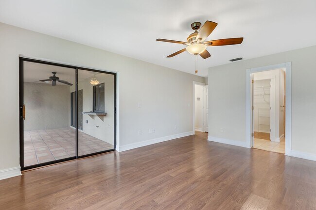 Building Photo - ** GOLDEN GATE CITY ** 3 BED + DEN / 2 BAT...