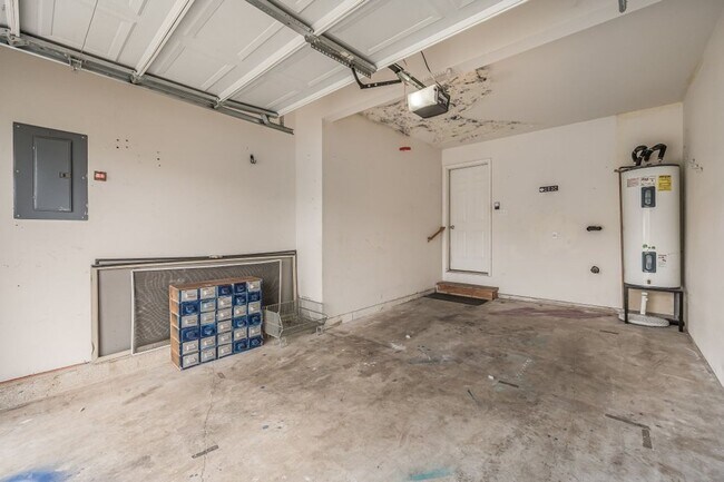Building Photo - 3 bed 2 bath duplex with sprinkler system