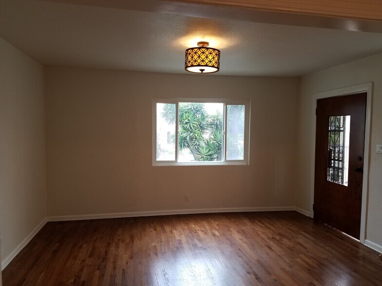 Building Photo - 2102 S Palm Grove Ave