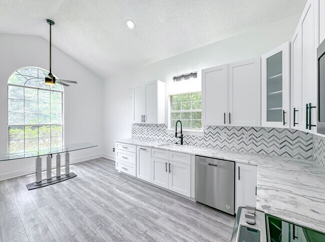 Building Photo - 4 BEDROOM 2.5 BATHROOM HOME IN OX-BOTTOM M...