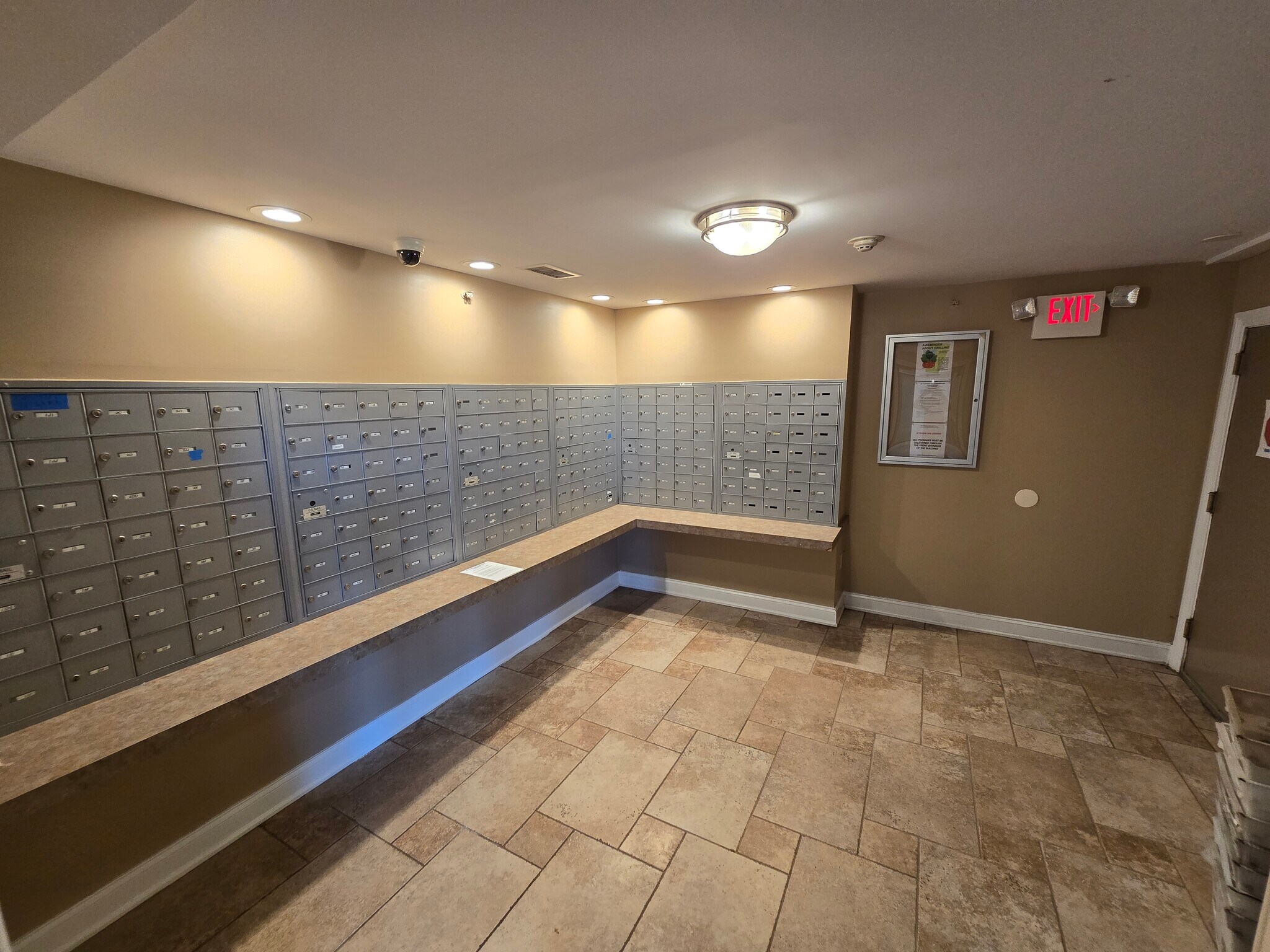 Building Photo - 60 Parkway Dr E